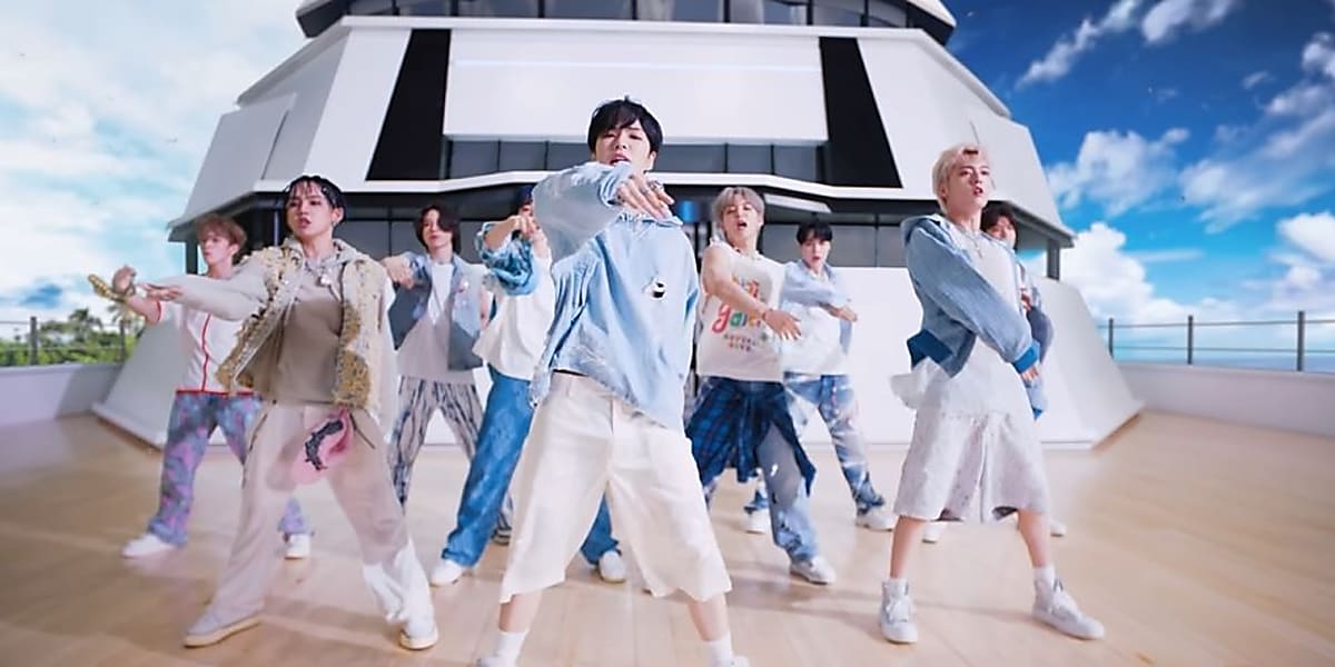 TREASURE、タイトル曲「BONA BONA」MV公開…花火を背景に船上で踊る姿に