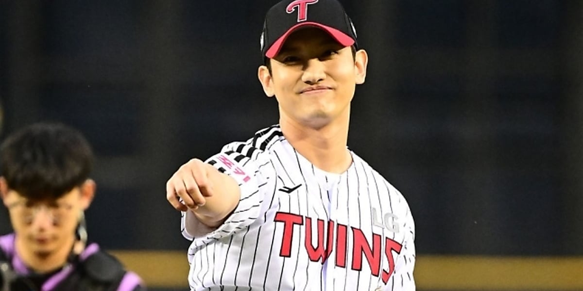 PHOTO】東方神起 チャンミン、始球式に登場…力強い投球を披露