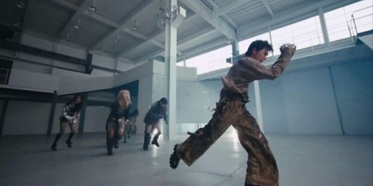 SEVENTEENのディノが「Wait」のスペシャル映像で柔らかくも強烈なパフォーマンスを披露。iTunesソングチャートで1位を獲得。
