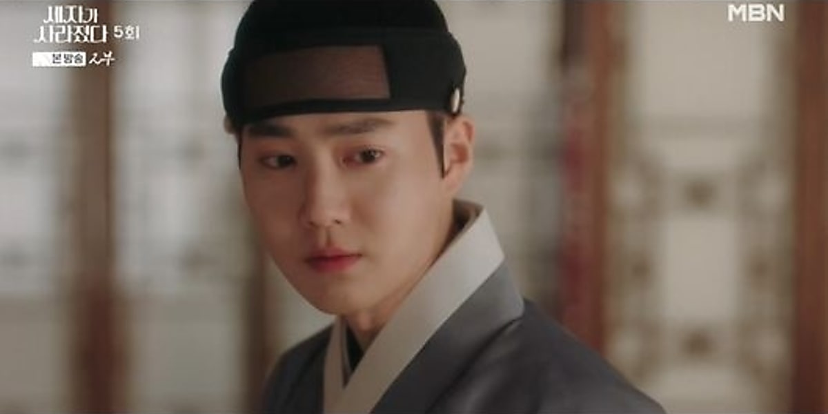 EXO's Suho captivates viewers with intense performance in drama "The Crowned Clown," showcasing delicate emotional expressions.