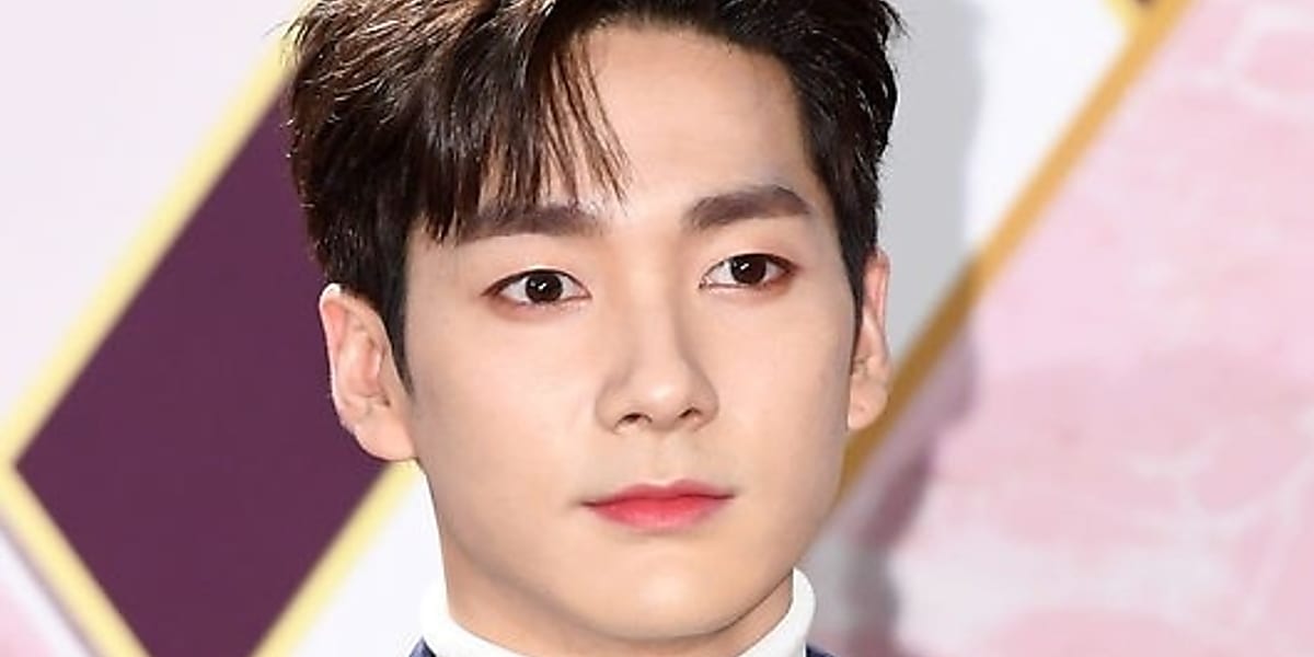 Aron announces official package tour for 2-night, 3-day MT with fans, sparking divided opinions over participation fee.