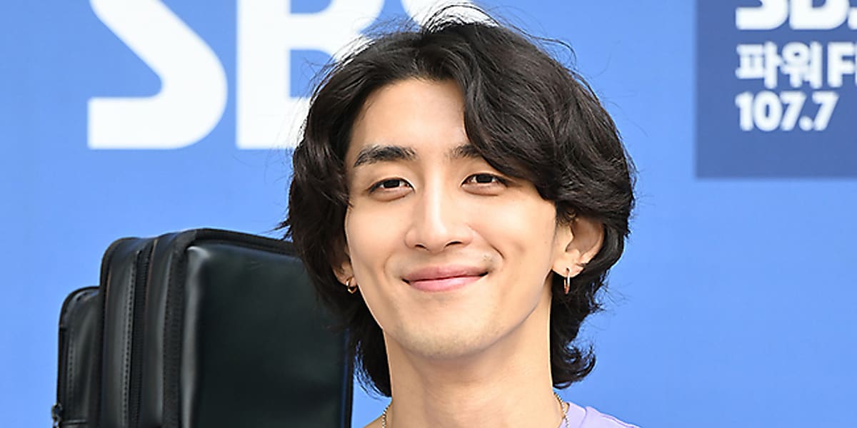 【PHOTO】Jannabi チェ・ジョンフン、ラジオ出演のため放送局へ…爽やかな笑顔 Kstyle