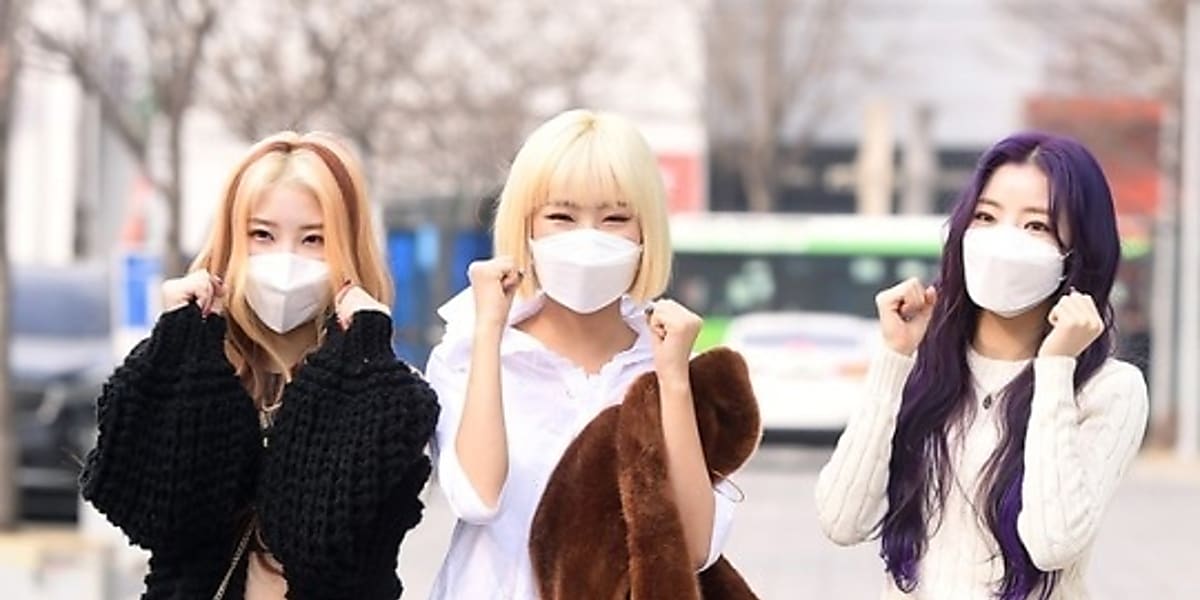 PHOTO】PURPLE KISS チェイン＆ドシ＆ナ・ゴウン、ラジオ出演のため