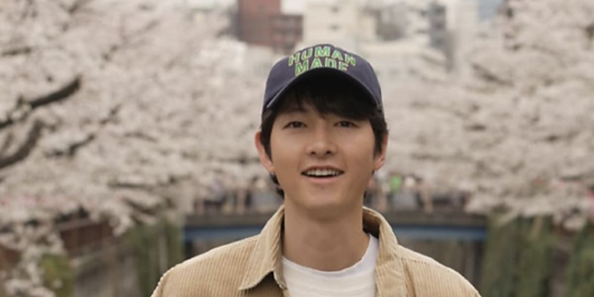 ソン・ジュンギ、日本旅行中の写真を公開！桜を背景に爽やかな笑顔