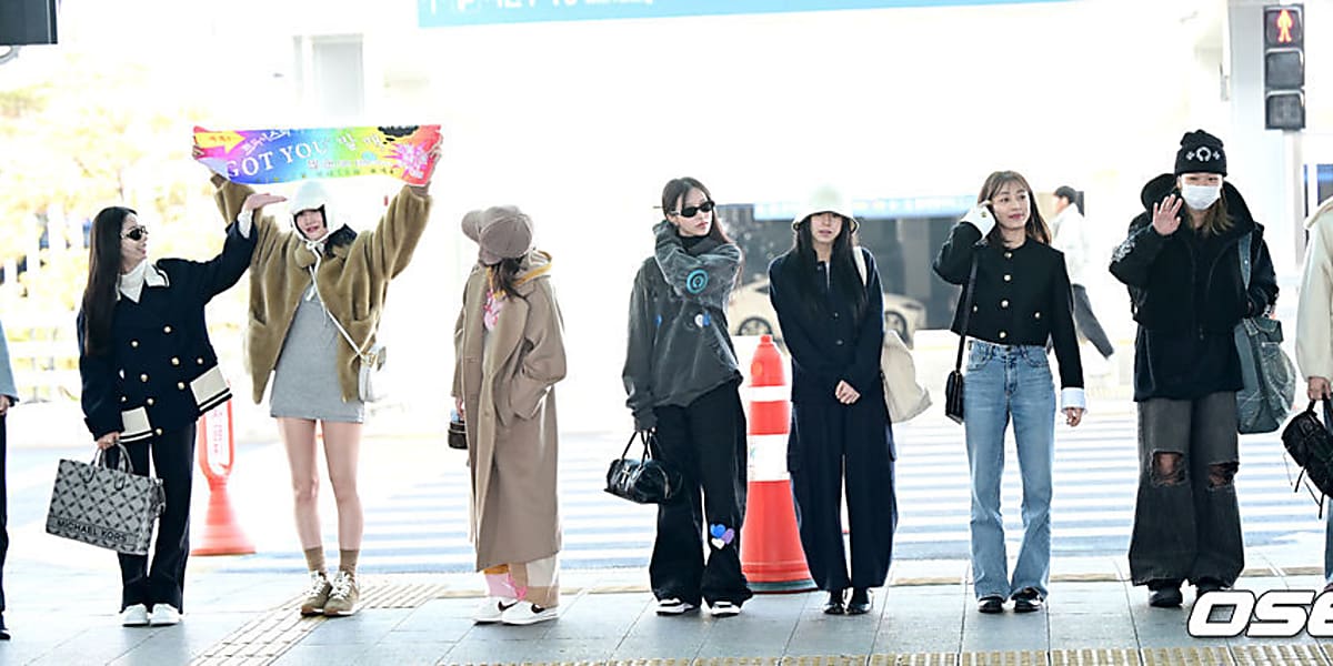 PHOTO】TWICE、海外スケジュールのためアメリカへ出国…横断幕で新曲を
