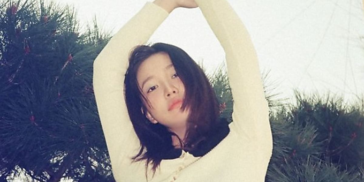 Red Velvet's Yeri flaunts her waist in a sporty yet mature look in new photos posted on her SNS.