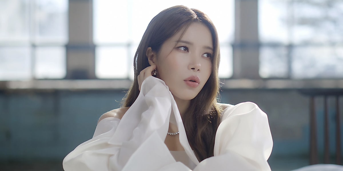 MAMAMOO's Sola revives Kim Kwang-soo's "I Loved But" with powerful vocals in a winter fairy tale setting in the music video.