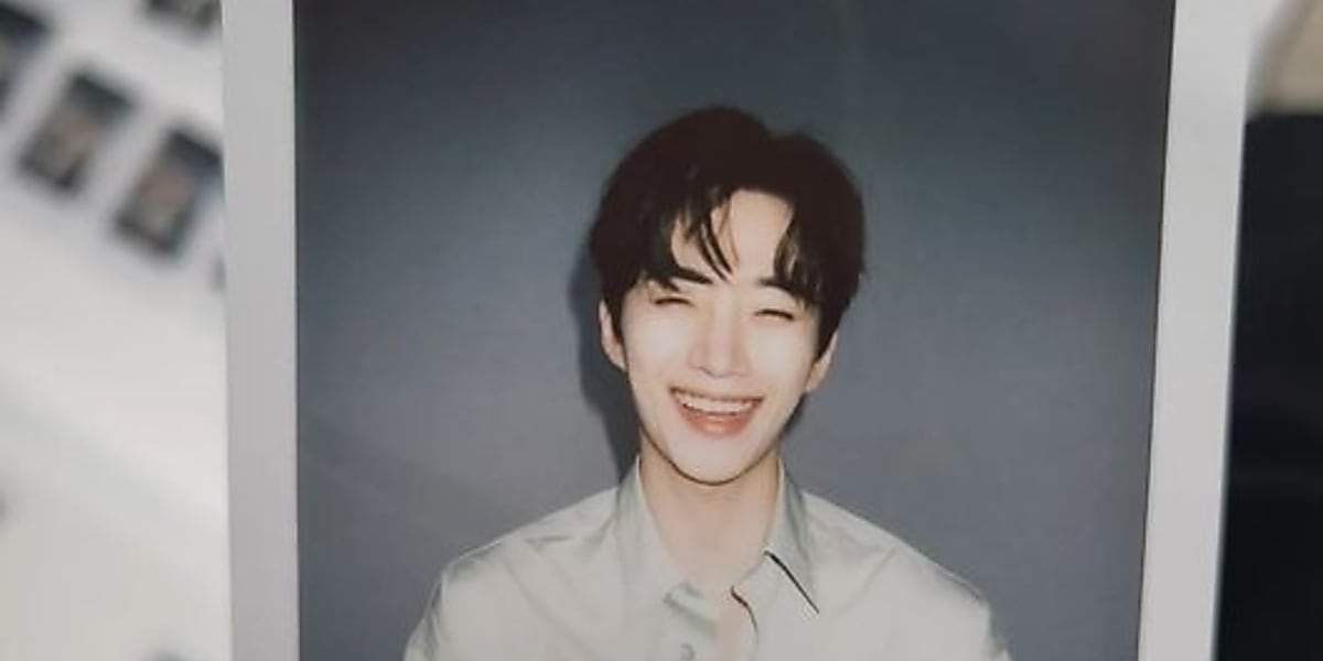 2PM ジュノ、スーツ姿のポラロイド写真を公開…満面の笑みに釘付け - Kstyle