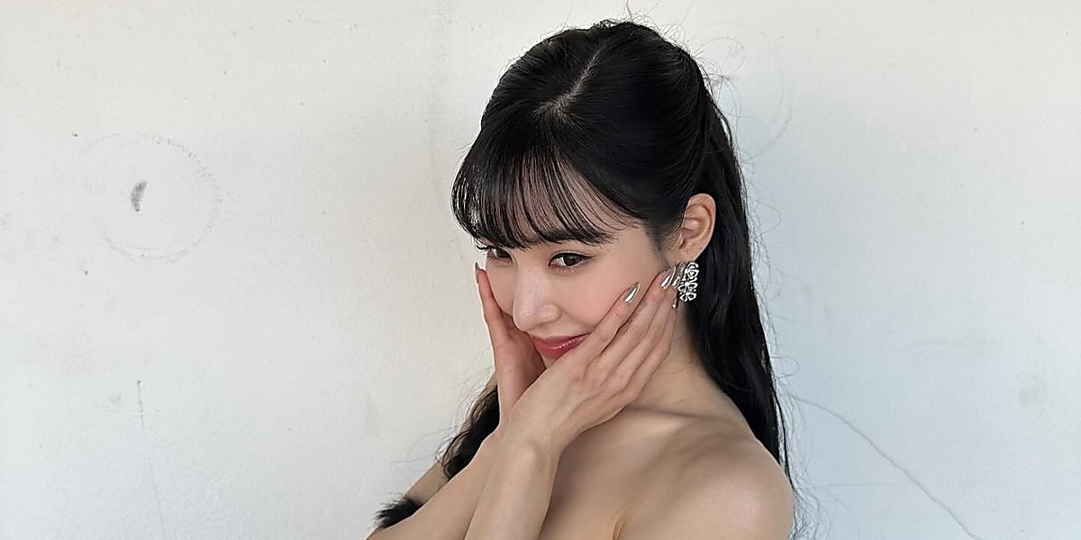 Tiffany of Girls' Generation wows with a perfect body line in recent Instagram photos, stunning fans with her beauty and charm.
