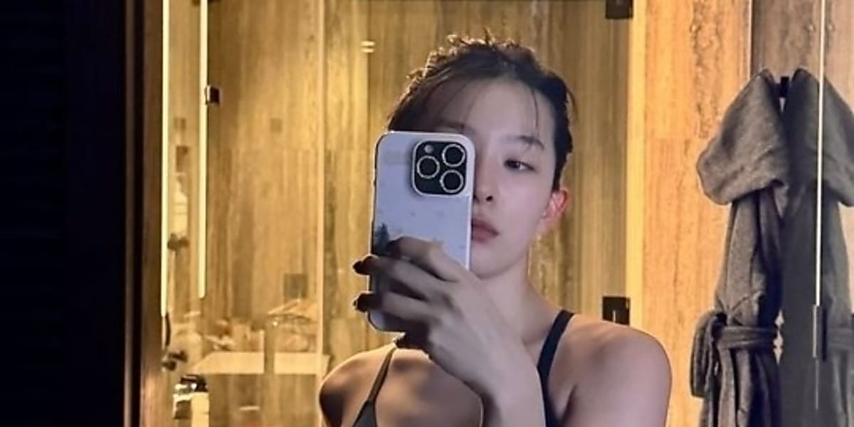 Red Velvet's Seulgi posted a photo on Instagram showing off her toned body without any special comments.