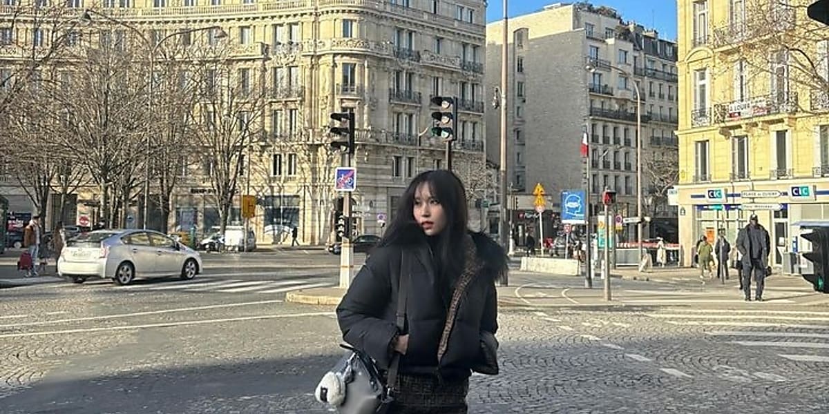 TWICE's Mina posts photos showing off her beautiful legs in a mini skirt, attending FENDI's 2024 spring/summer couture collection in France