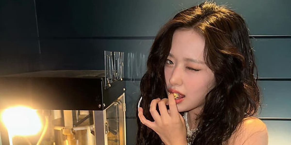 IVE's Yujin charms in LA with a cute wink and popcorn, earning praise for her beauty from fans and friends.