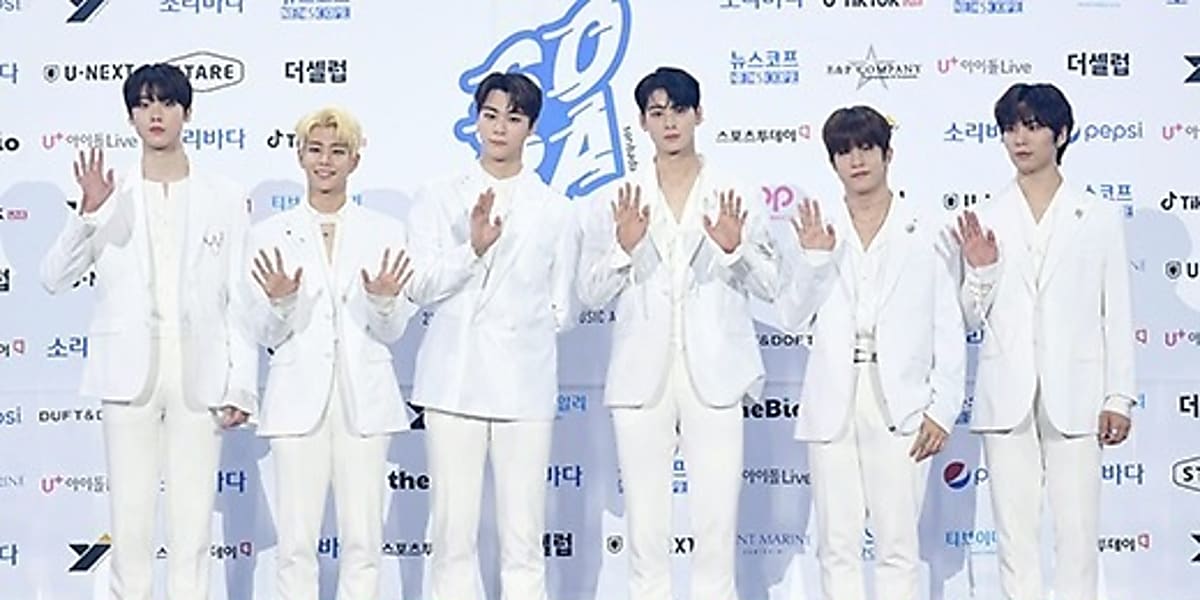 ASTRO、メンバー4人がfantagioと再契約を締結「ラキは協議中