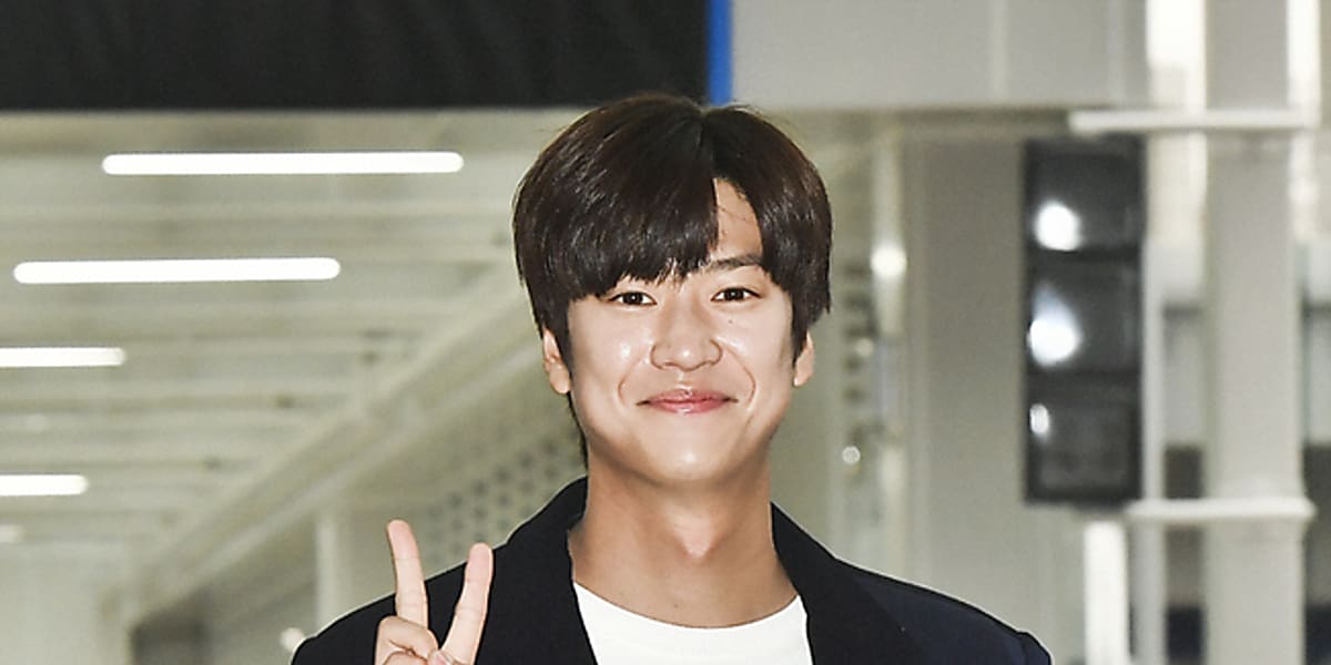 【PHOTO】ナ・イヌ「2022 AAA」のため日本へ出国…優しい笑顔 - Kstyle