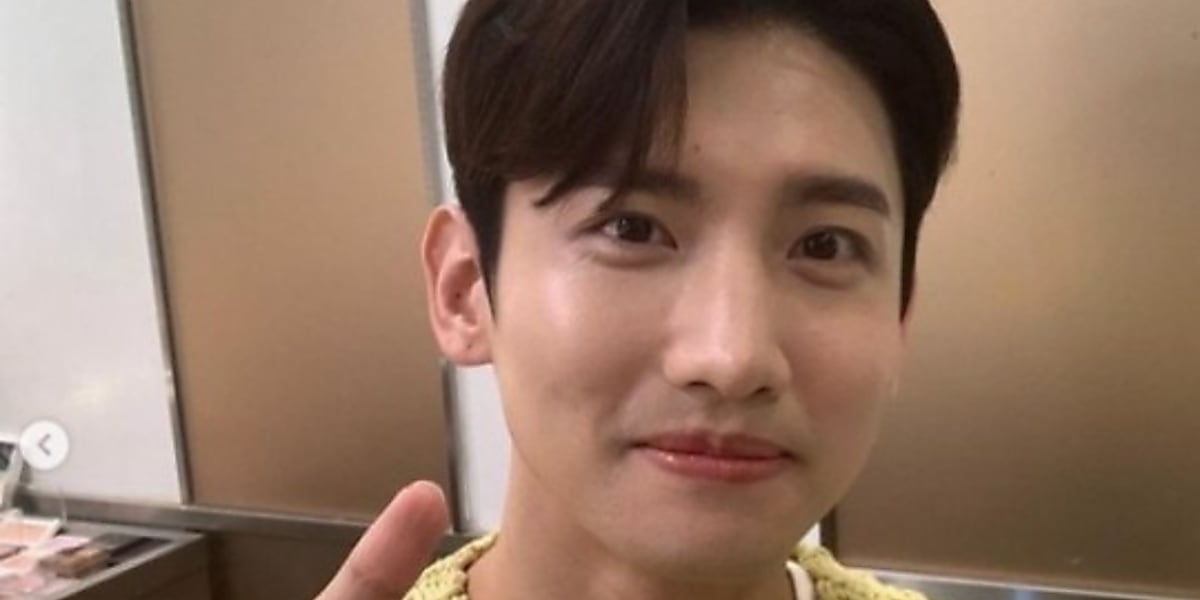 東方神起 チャンミン 優しい微笑みのセルフショットで優れたビジュアルをアピール Kstyle