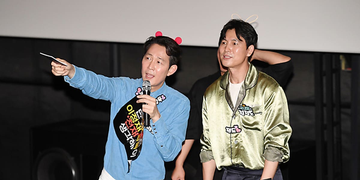 【PHOTO】イ・ジョンジェ&チョン・ウソンら、映画「ハント」舞台挨拶に出席…可愛らしいアイテムにも注目 - Kstyle