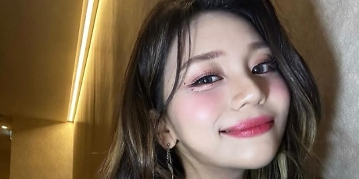 UMJI of VIVIZ shows off her slim waist and lovely visual on Instagram, attracting praise from fans for her charming gap.