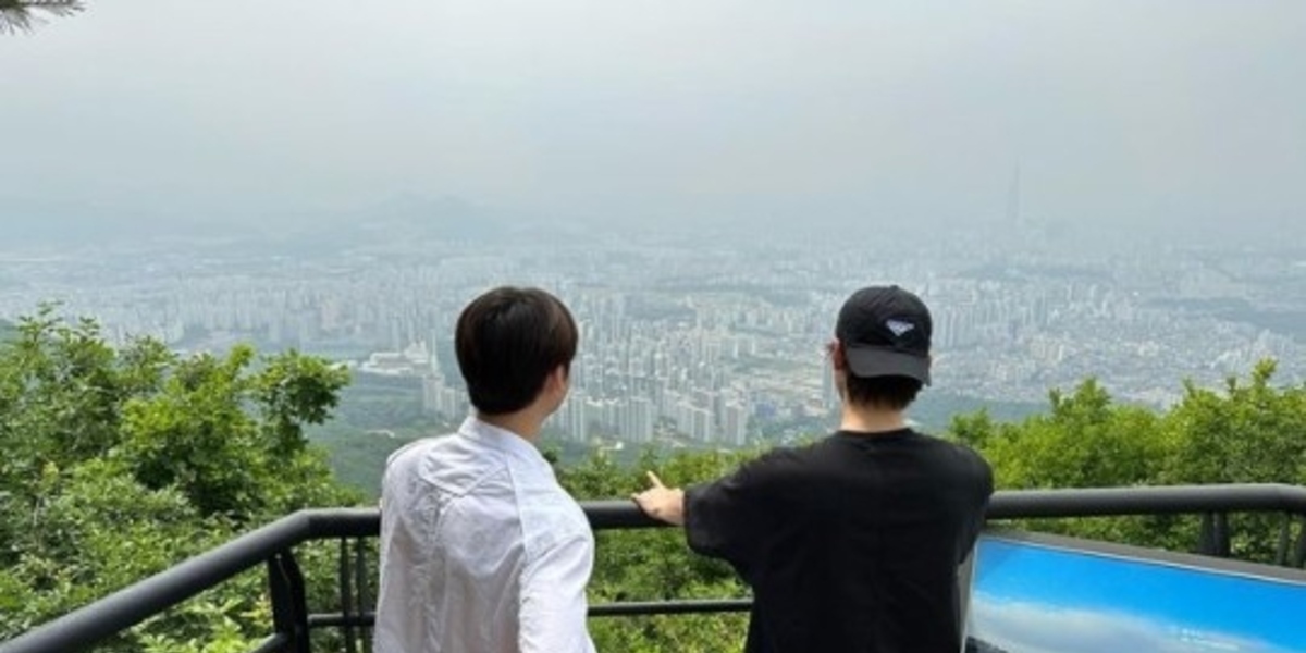 ASTRO チャウヌ＆ユンサナ、ムンビンさんの追悼空間を訪問…肩を抱いて