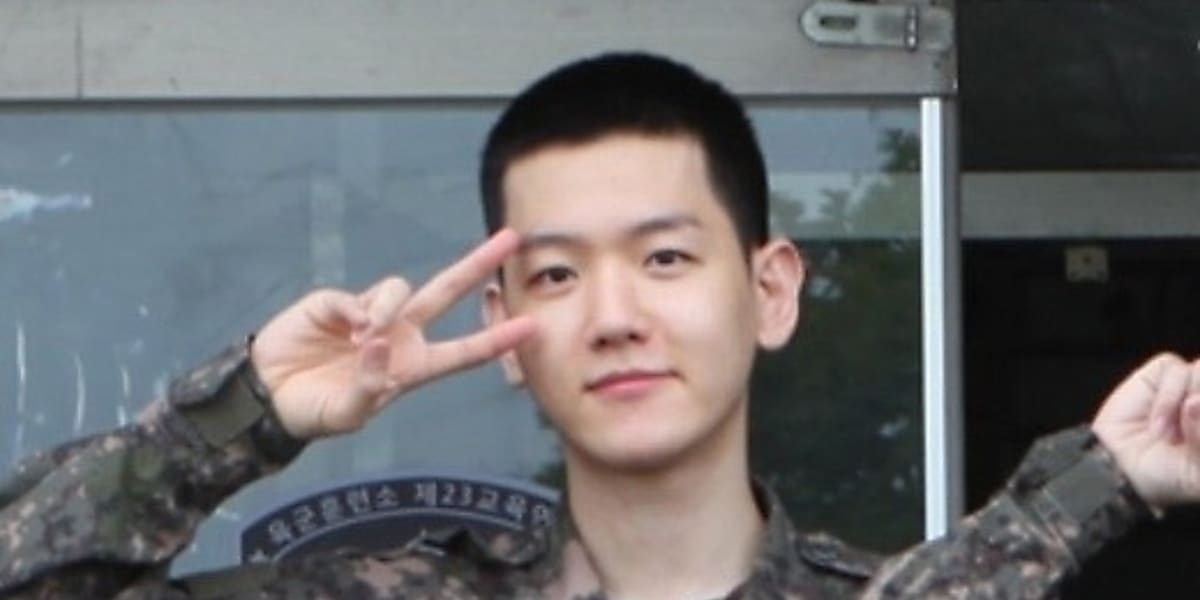入隊中”EXO ベクヒョン、軍服姿の近況が話題…Vサインで可愛らしい