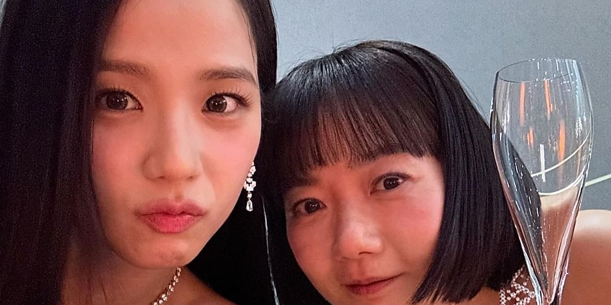 Actress Pe Doona shares photos with BLACKPINK's Jisoo, attracting attention with their friendly atmosphere at a Cartier event.