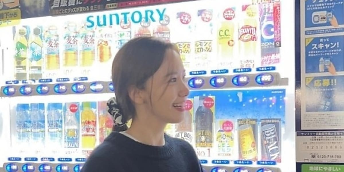 Yuna shares recent activities in Japan, including fan meeting in Yokohama and Bangkok, and enjoying local food and shopping.