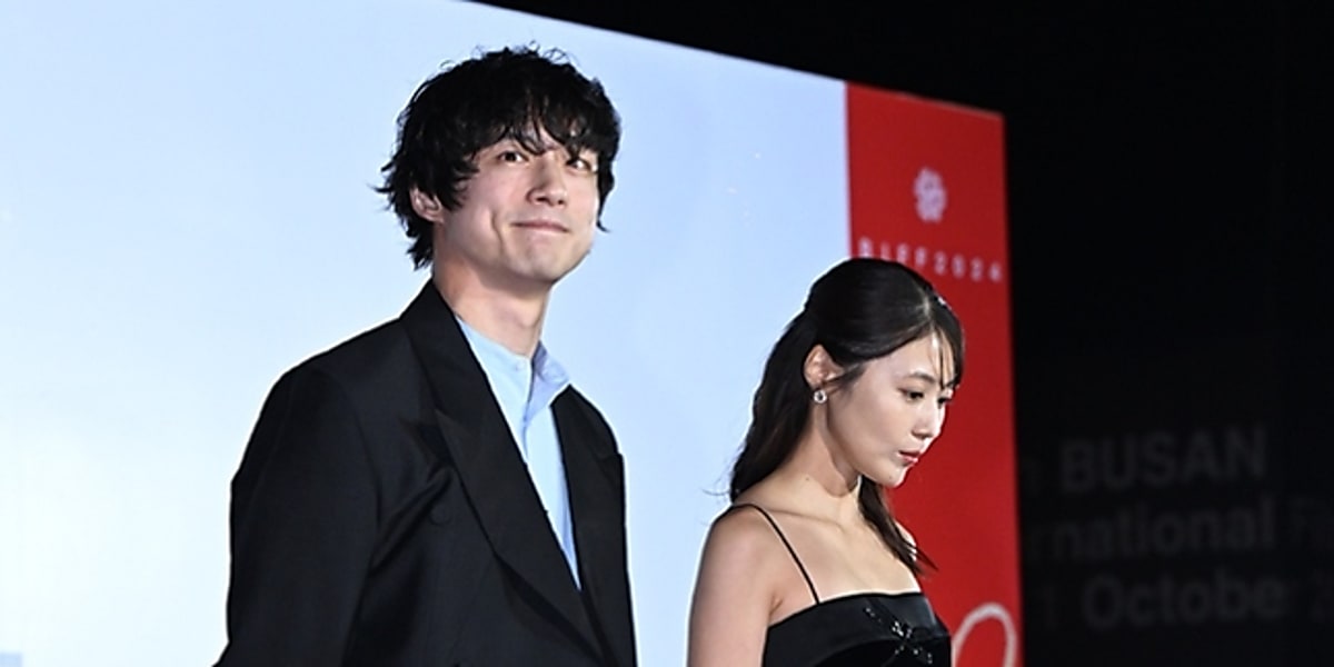 PHOTO】坂口健太郎＆有村架純「第29回釜山国際映画祭」開幕式のレッド