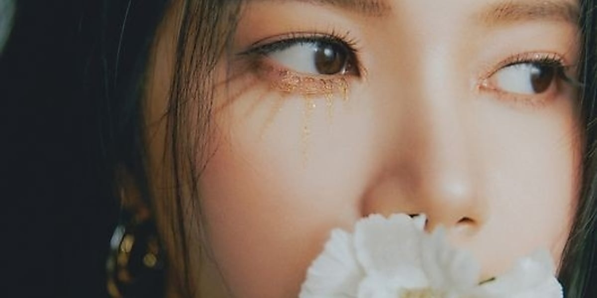 MAMAMOO's Sola unveils the first concept photo of her 2nd mini album "COLOURS", showcasing a mix of beige and silver themes.