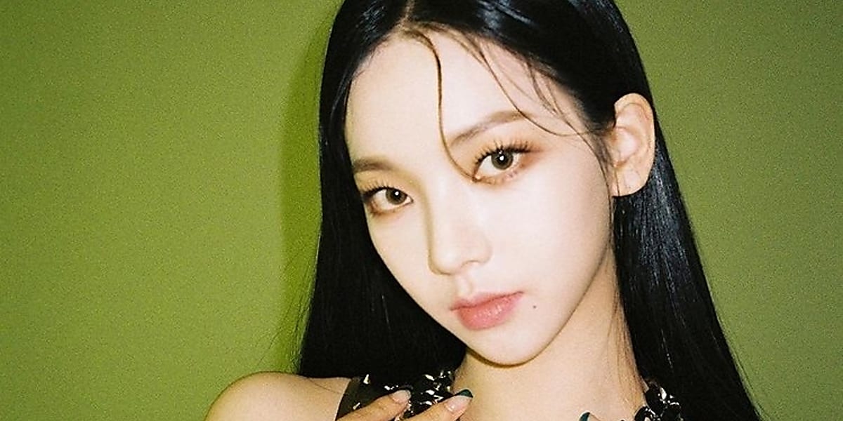 aespaのKARINA、華やかなドレス姿を披露…美しいボデイラインに驚き