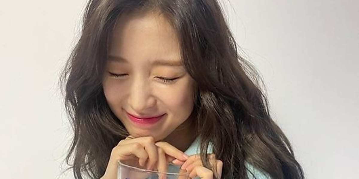OH MY GIRL アリン、大きな焼酎グラスを持ってスマイル