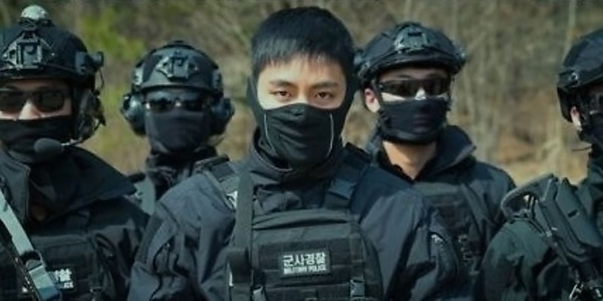 BTSのVが軍事警察特殊任務隊で訓練中。黒い戦闘服姿が話題。