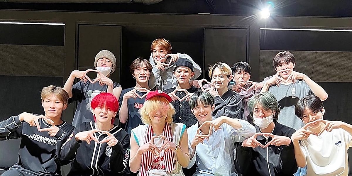 BIGBANGのG-DRAGON、後輩TREASUREの練習にサプライズ訪問！笑顔の記念