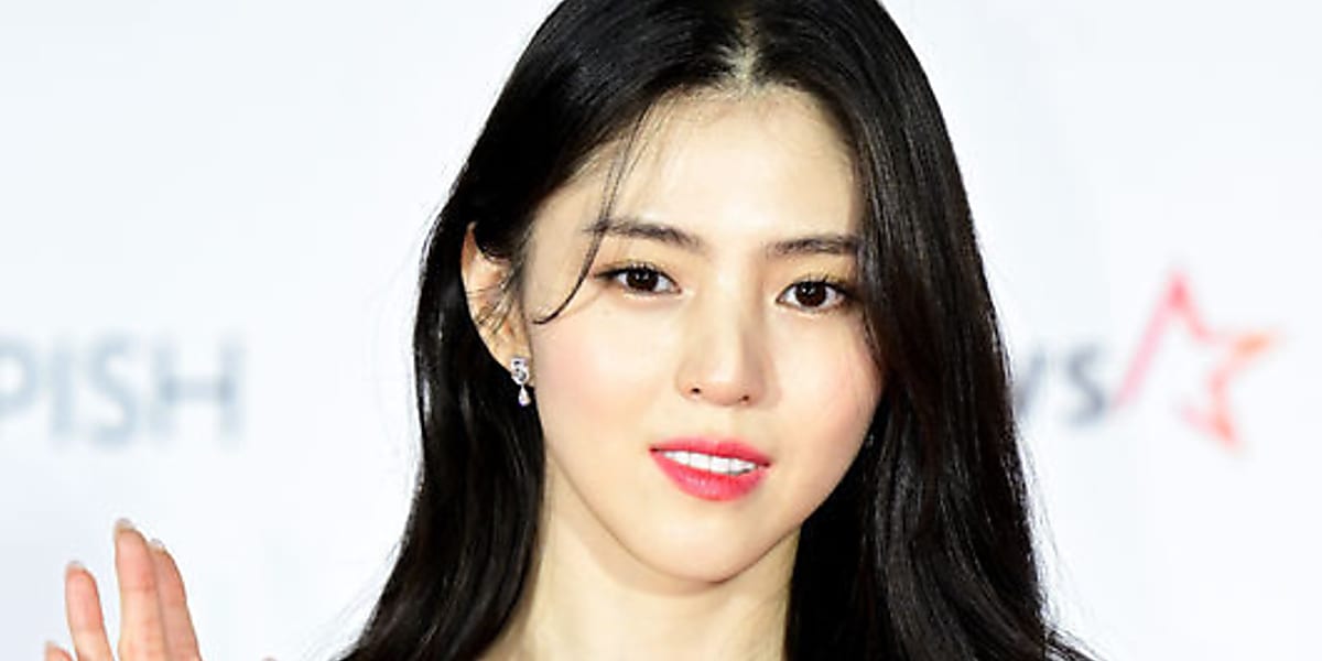 Amid attention on popular stars, safety concerns grow. Actress Han So-hee's actions spark controversy. BLACKPINK's Jenny also faces danger at airport.