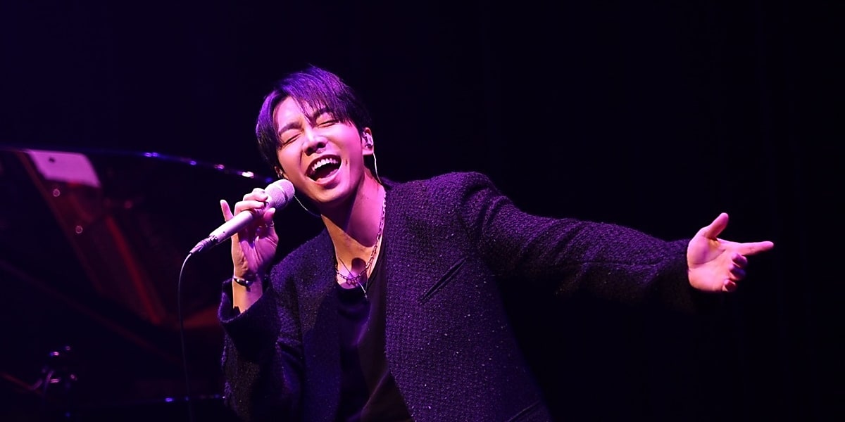 Lee Seung-gi and K perform at Billboard Live TOKYO, showcasing hit songs and beautiful harmony.
