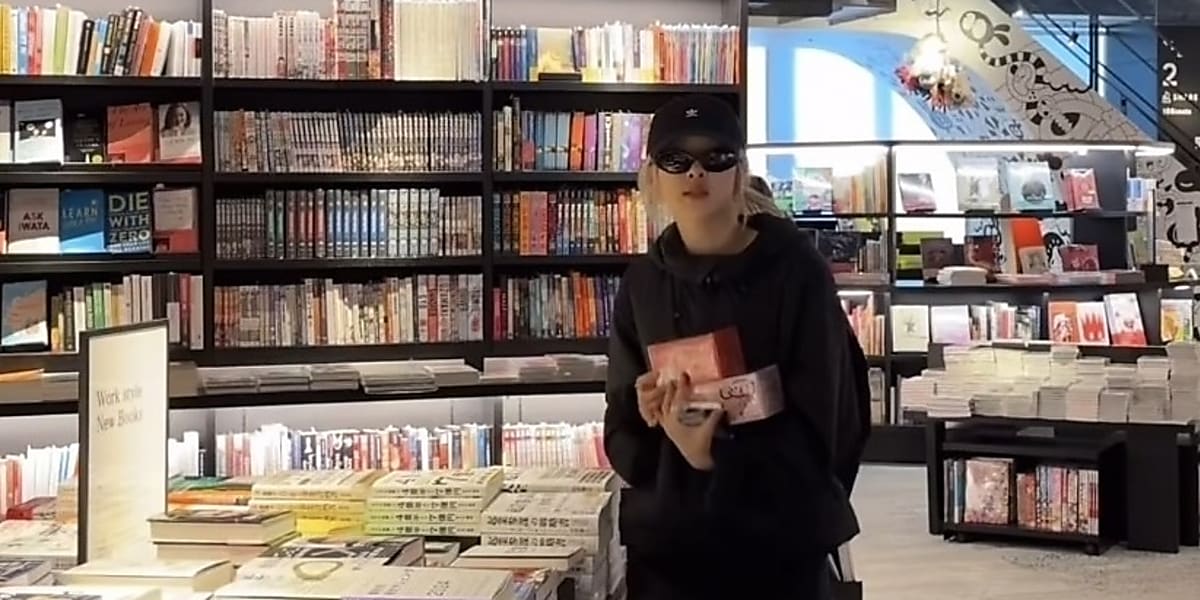 BLACKPINKのロゼが日本の書店で買い物を楽しむ様子をSNSで公開し、ファンから驚きの声が上がっている。