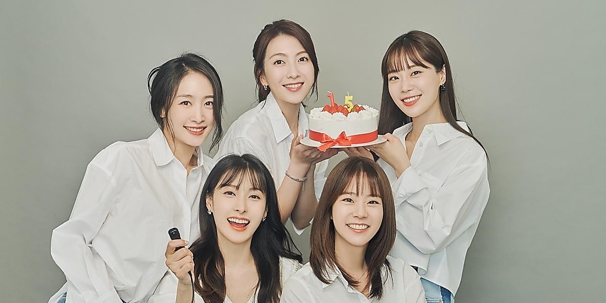 KARA、ファンとの記念日に5人で撮った仲睦まじい写真を公開…ハラさんへ