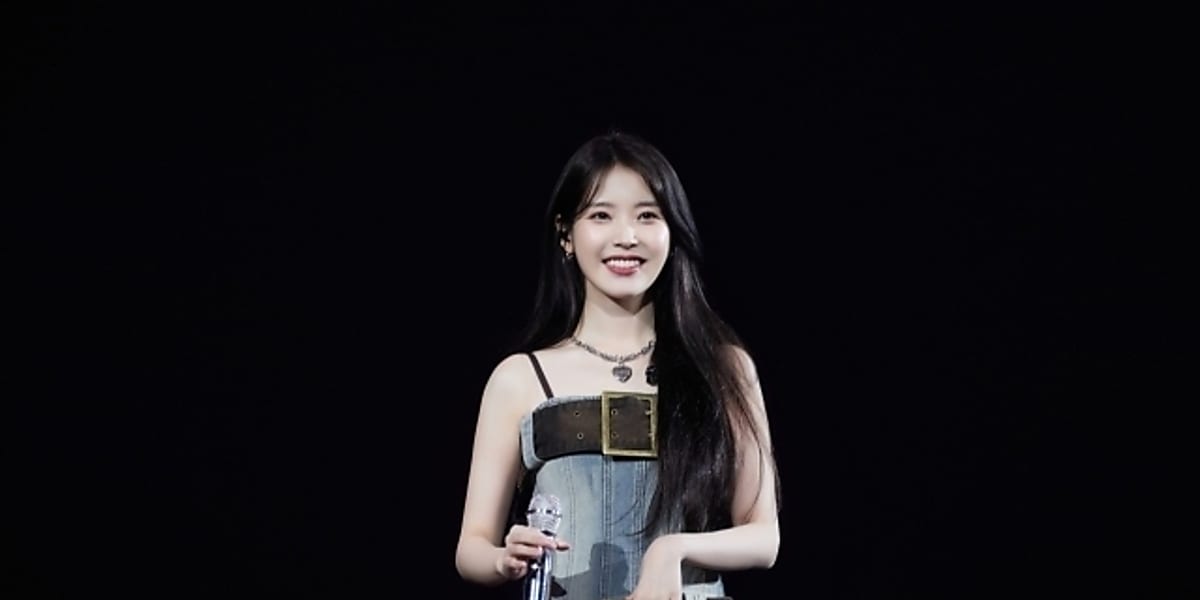 IU's successful solo concert in Taipei Arena attracted 24,000 fans, presenting her hit songs and communicating with the audience.
