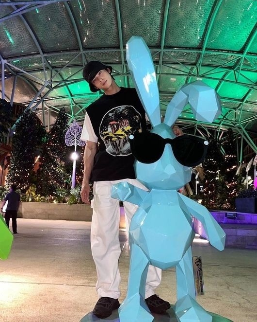 ASTRO チャウヌ、並外れたスタイルと小顔に視線集中…お洒落な雰囲気の