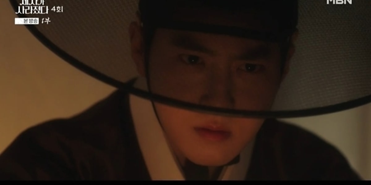 Suho impresses in historical drama "The Crown Prince Disappeared" with powerful acting, surprising twists, and tense moments.