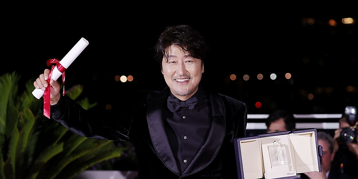 「ベイビー・ブローカー」主演ソン・ガンホ、カンヌ国際映画祭で最優秀男優賞を受賞！韓国人俳優として初の快挙 - Kstyle
