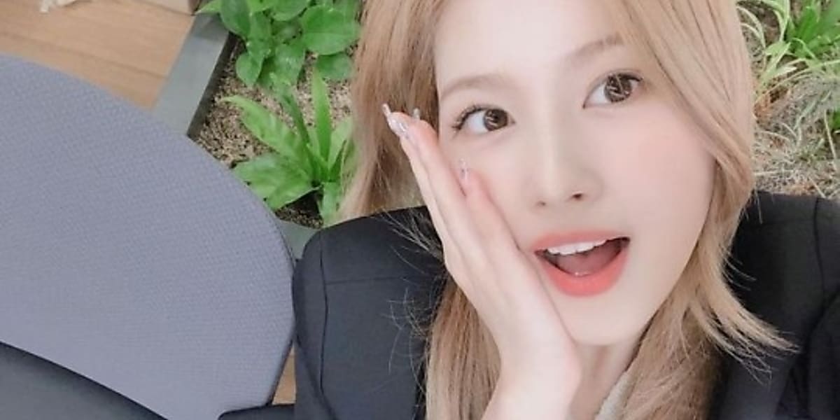 TWICE サナ、女神のような美貌の近況ショットを公開「会えて嬉しかった