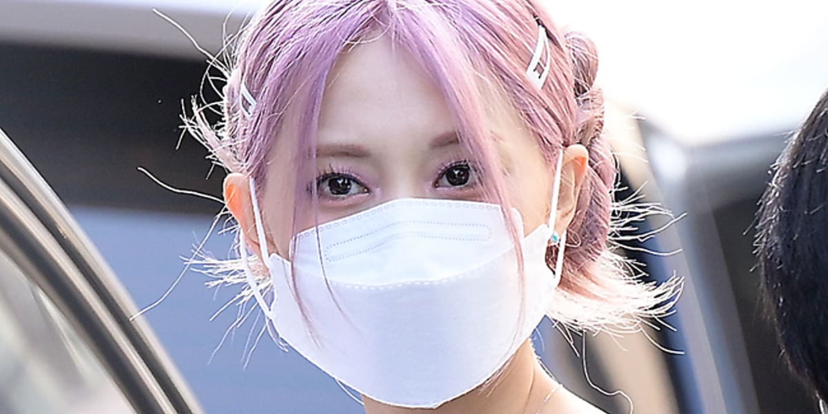 TWICE ツウィ　ヘアバンド PHOTO】TWICE ツウィのピンクヘアに注目！モモ＆ミナと共に
