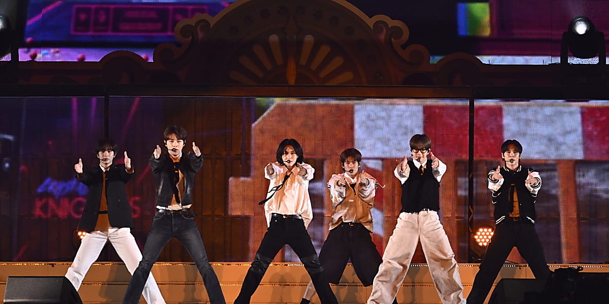 SM主催「SMTOWN LIVE」に出演したRIIZEは、4曲を披露し、コラボステージでも活躍。日本での活動が本格化。