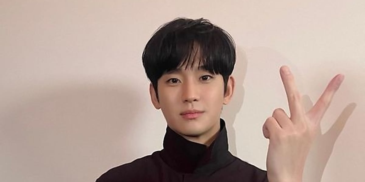 Actor Kim Soo-hyun wows fans with all-black outfit and small face on Instagram. Currently starring in tvN drama "Queen of Tears."