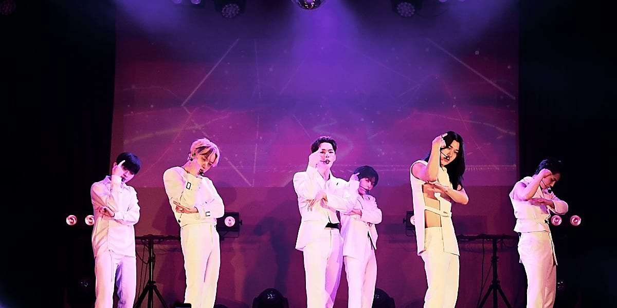 OnlyOneOfの日本公演が成功裏に終了。6人組ボーイズグループは色気と中性的な魅力を持つ。