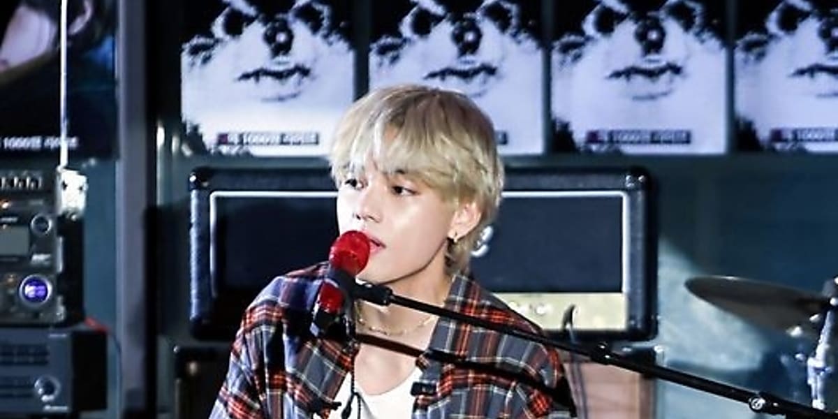 BTSのV、着ぐるみを着て路上で観客を募集？20秒間のゲリラライブを披露