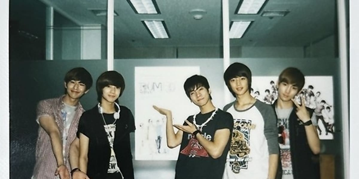 SHINee、デビュー15周年を控え5人の初々しい写真を公開