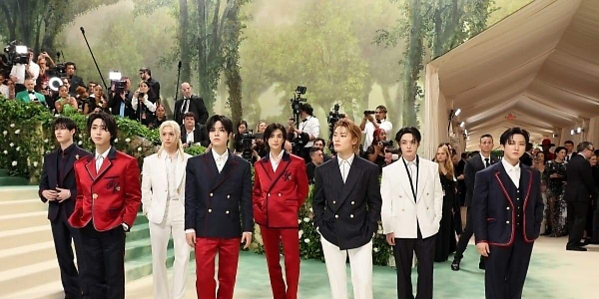 Stray Kids attend Met Gala 2024 as TOMMY HILFIGER ambassadors, handling rude reporters calmly.