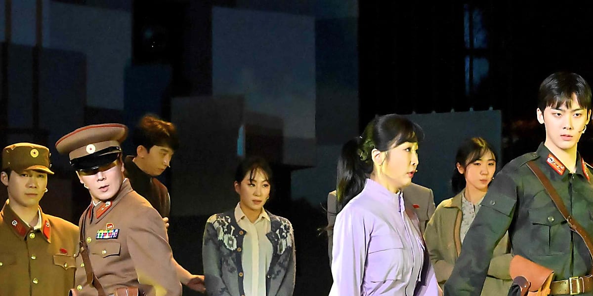 K-popアイドルが出演するミュージカル「愛の不時着」が再演決定。韓国と北朝鮮のラブストーリー。
