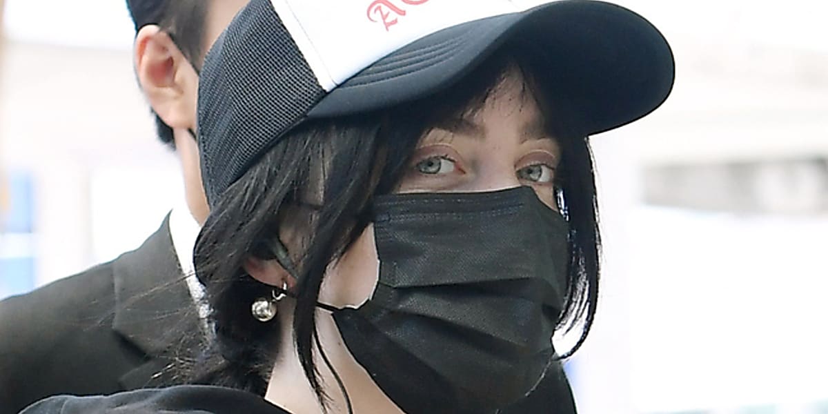 r*e様 ビリーアイリッシュ キャップ 限定 ライブ PHOTO】ビリー・アイリッシュ、韓国でのコンサートを終えて空港に…黒